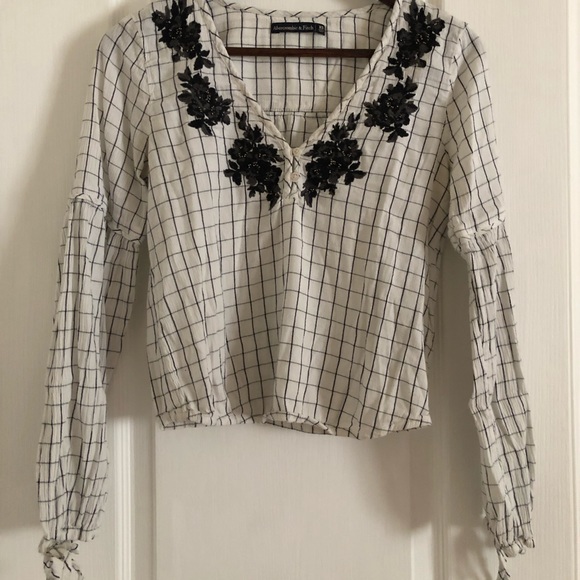 White and black plaid top with flower detail - Picture 1 of 3